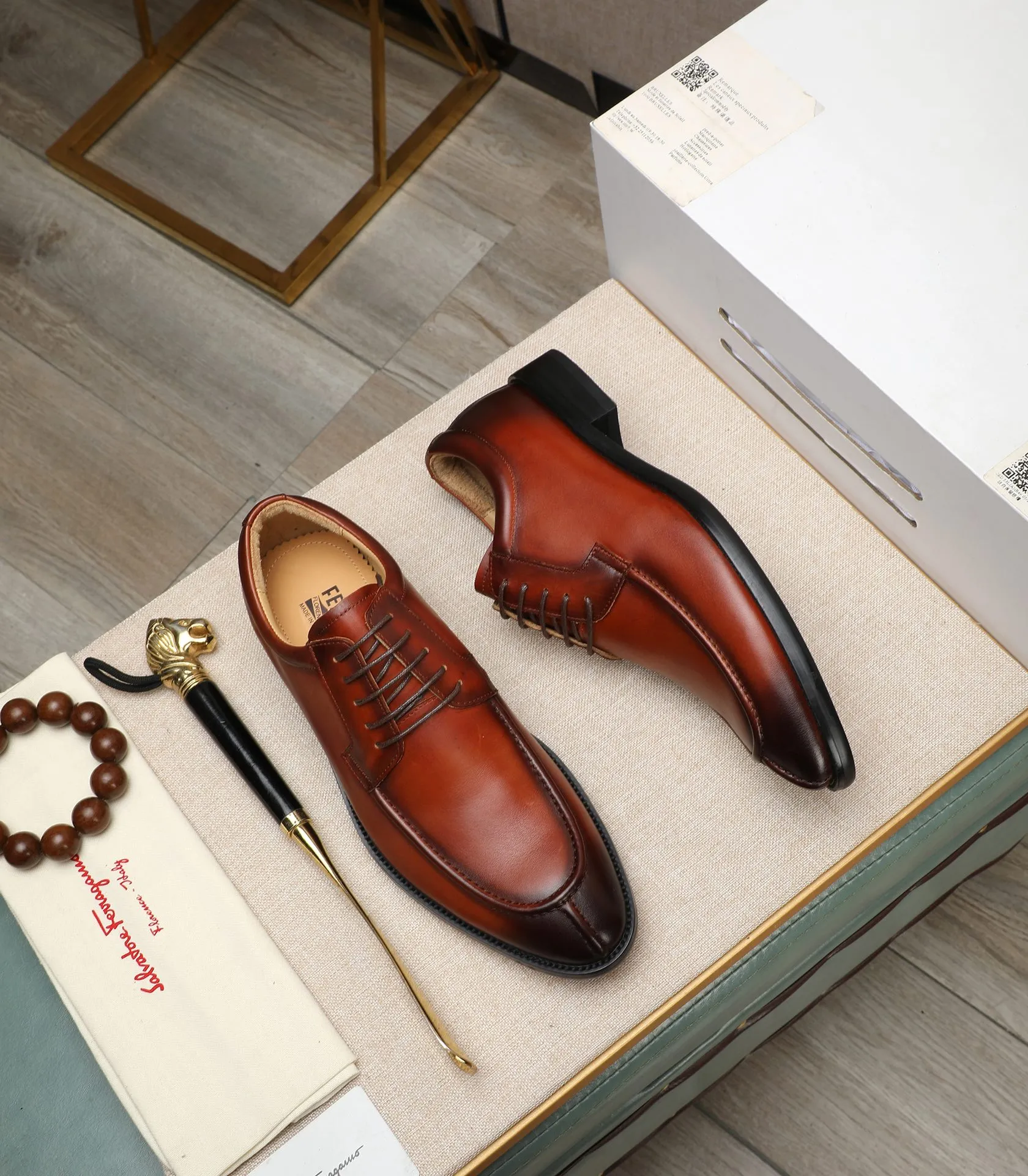Men's shoes 💰540📛📛(water-dyed cowhide) Salvatore Ferragamo high-end (Salvatore Ferragamo) is the world's top luxury footwear brand. It comes from the fashion kingdom of Italy and is famous all over the world for its traditional handmade design and novel styles...🚶🏻🚶🏻New suit shoes are available simultaneously at the counter. This model is purely handmade. The fabric is imported from Italy's original first-layer cowhide. Soft water-dyed cowhide lining. Original authentic outsole🌀🌀Size: 38➖44 (45 customized)